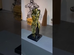 scultura bronzea di signora