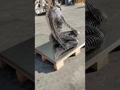 Grandi moderne sculture astratte in metallo