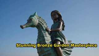 Statua di cavalluccio marino in sella a una ragazza in bronzo a grandezza naturale