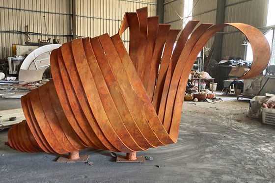 Un buon prezzo. Il grande giardino d'acciaio all'aperto del metallo della scultura di Corten orna 2.7m lunghi in linea