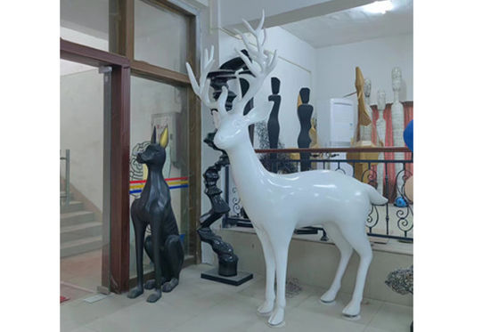 Un buon prezzo. Arte pubblica Statue di animali Fibra di vetro Scultura di cervo bianco per decorazioni esterne in linea