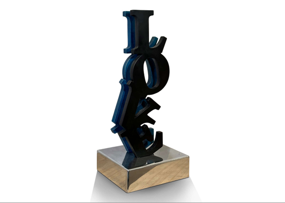 Un buon prezzo. Arte decorativa in acciaio inossidabile nero e blu scultura di amore con base lucida in linea