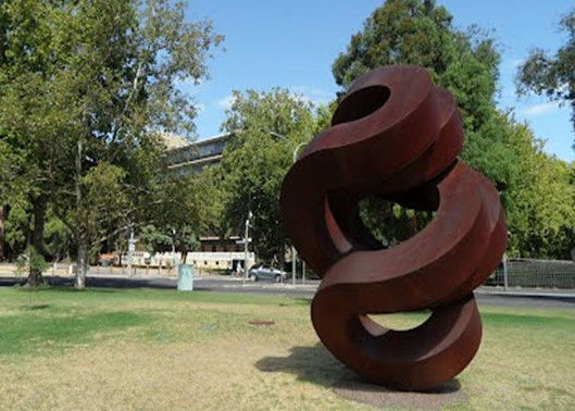 Un buon prezzo. Grande scultura arrugginita a spirale del ferro, sculture arrugginite moderne del giardino del metallo in linea