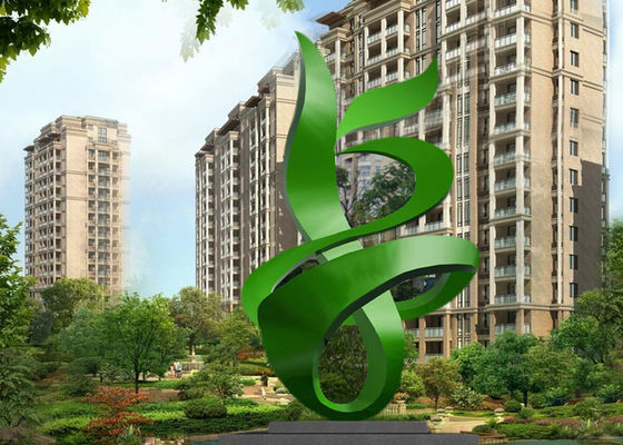 Un buon prezzo. Estratto all'aperto contemporaneo della scultura del metallo dipinto verde per costruire in linea