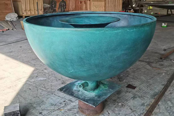 Un buon prezzo. Antica scultura di fontana d'acqua in bronzo per la decorazione del giardino con disegno di calice in linea