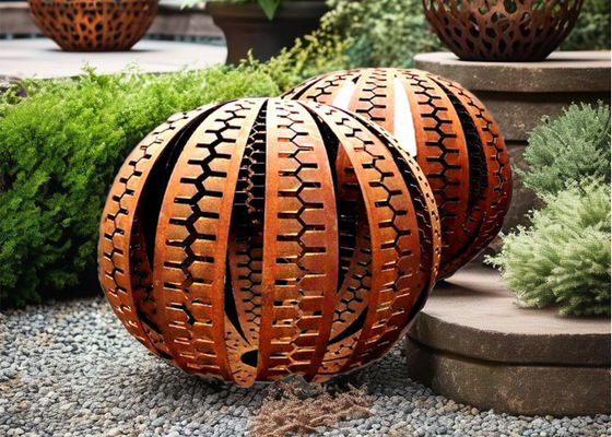 Un buon prezzo. Grande sfera arrugginita scultura di giardino in metallo Corten Design di palla d'acciaio Tecnica di saldatura in linea