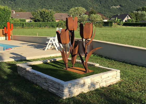 Un buon prezzo. Scultura d'acciaio realistica del fiore dell'estratto del tulipano di Corten per la decorazione del giardino in linea