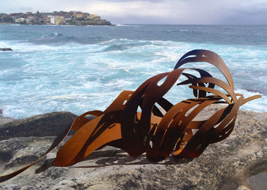 Un buon prezzo. Scultura d'acciaio di Corten del grande giardino arrugginito, decorazione all'aperto dell'estratto della scultura del metallo in linea