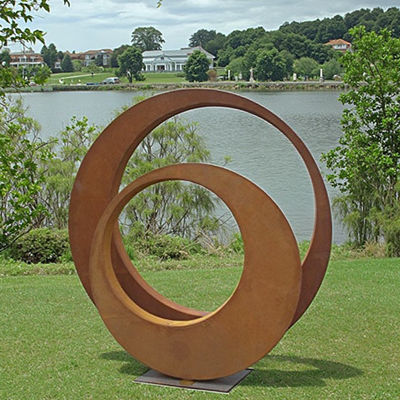 Un buon prezzo. Sculptura di anello in acciaio corten in linea