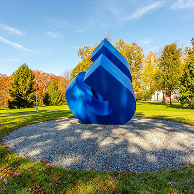 Un buon prezzo. Un punto focale unico di scultura metallica astratta dipinta in blu per patio, spazi commerciali e pubblici in linea