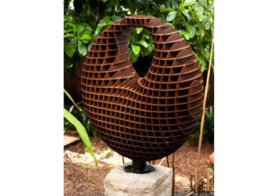 Un buon prezzo. Scultura d'acciaio di Corten della decorazione del favo, sculture arrugginite del giardino del metallo in linea