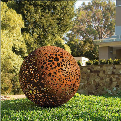 Un buon prezzo. Large Garden Decorative Weathered Corten Steel Rusted Hollow Metal Sphere in linea