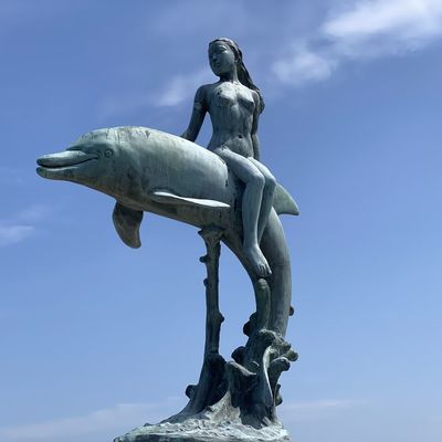 Un buon prezzo. Decorazione artistica in metallo per esterni, scultura a grandezza naturale di sirena in bronzo e rame in linea
