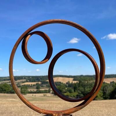 Un buon prezzo. Grande scultura artistica astratta da giardino moderna in corten a forma di anello circolare in linea