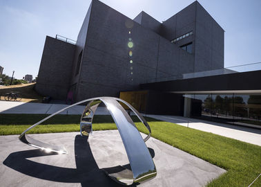 Un buon prezzo. Scultura all'aperto contemporanea unica del metallo della lucidatura per la decorazione quadrata in linea