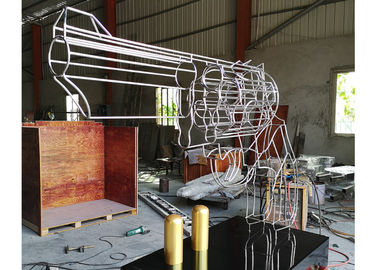 Un buon prezzo. La grande arte dell'acciaio inossidabile scolpisce la scultura del nastro metallico della pistola con le pallottole in linea