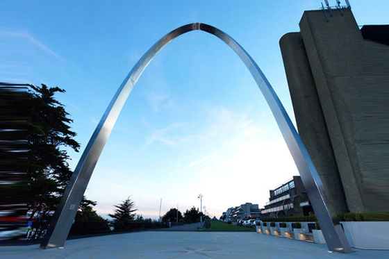 Un buon prezzo. Scultura del metallo lucidata progettazione dell'acciaio inossidabile di rivestimento dell'arco per vario colore in linea