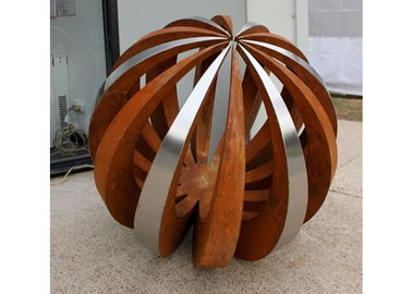 Un buon prezzo. Scultura d'acciaio di Corten della decorazione all'aperto, scultura dipinta della palla dell'acciaio inossidabile in linea