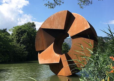 Un buon prezzo. Scultura d'acciaio di Corten di pezzo fucinato, scultura arrugginita del metallo del paesaggio urbano in linea