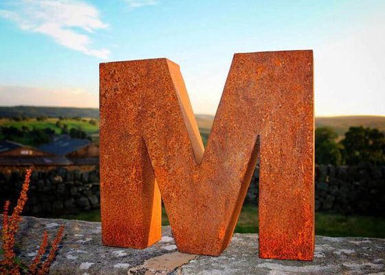 Un buon prezzo. Scultura all'aperto arrugginita d'acciaio del metallo della lettera m. del paesaggio della scultura di Corten della decorazione del parco in linea