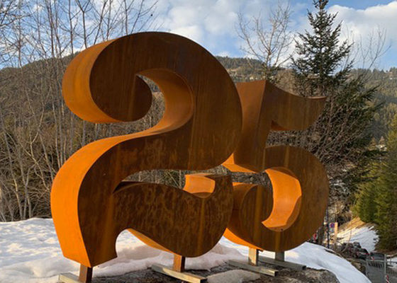 Un buon prezzo. Scultura arrugginita urbana dell'acciaio di Corten di numero 25 del giardino della saldatura in linea