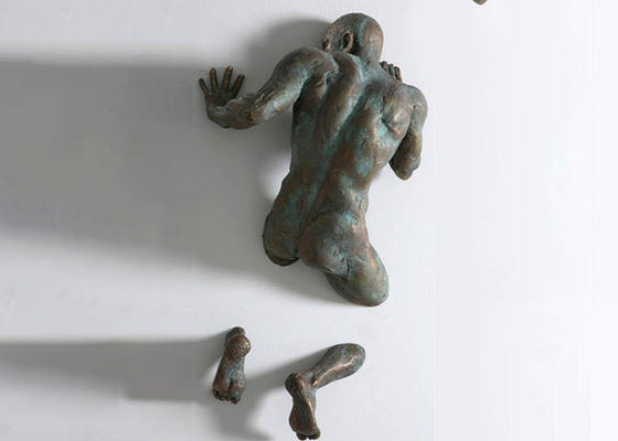 Un buon prezzo. Scultura fissata al muro dell'uomo della patina del bronzo a grandezza naturale della colata in linea