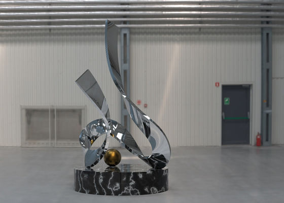 Un buon prezzo. Scultura all'aperto moderna di acciaio inossidabile dello specchio dell'estratto in linea