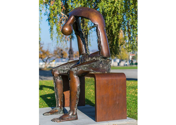 Un buon prezzo. Uomo bronzeo fondente a grandezza naturale che si siede sulla statua del banco in linea