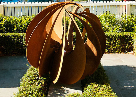 Un buon prezzo. Scultura all'aperto di Rusty Corten Steel Garden Ball in linea
