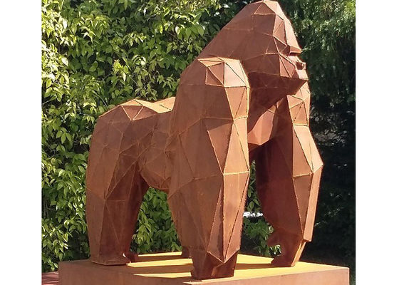 Un buon prezzo. Rusty Corten Steel Gorilla Sculpture a grandezza naturale per la decorazione all'aperto in linea