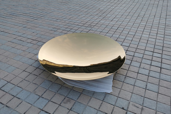 Un buon prezzo. Il titanio dell'oro ha ricoperto le sculture circolari dello specchio concavo di acciaio inossidabile in linea