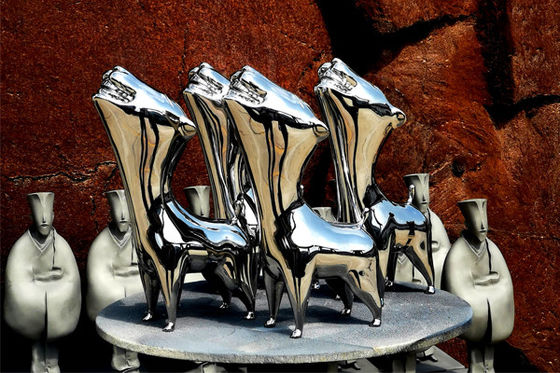 Un buon prezzo. Lo specchio di risata del cane della decorazione della scultura animale moderna domestica di acciaio inossidabile ha lucidato in linea