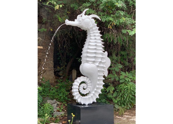 Un buon prezzo. La scultura all'aperto della vetroresina dell'ippocampo della fontana contemporanea del giardino ha personalizzato in linea