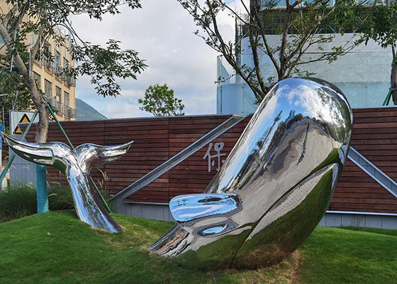 Un buon prezzo. Paesaggio del giardino della scultura della balena dell'acciaio inossidabile di arte moderna lucidata a specchio in linea