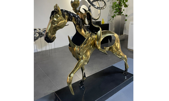 Colore fondente d'ottone dell'oro lucidato scultura bronzea del cavallo della decorazione domestica