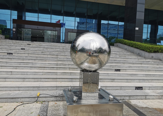 Un buon prezzo. Fontana d'acqua in acciaio inossidabile da 150 cm di altezza per la decorazione del giardino in linea