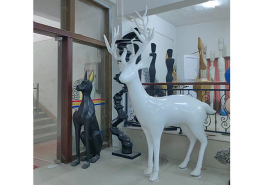 Arte pubblica Statue di animali Fibra di vetro Scultura di cervo bianco per decorazioni esterne