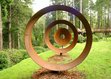 Un buon prezzo. Scultura d'acciaio all'aperto arrugginita di Corten tagliata laser per forma del cerchio della decorazione del giardino in linea