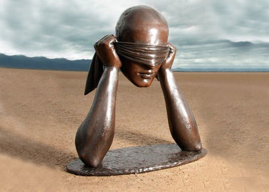 Un buon prezzo. Corrosione di forma della testa dell'uomo bendata gli occhi statua del bronzo dell'attività di arte contemporanea anti in linea