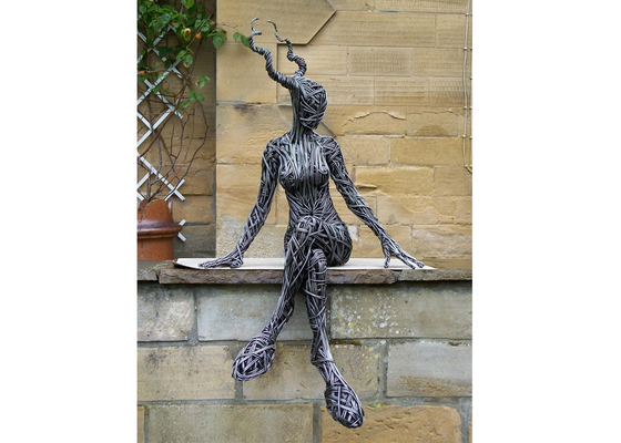 Un buon prezzo. Scultura di donna in filo in acciaio inossidabile in linea