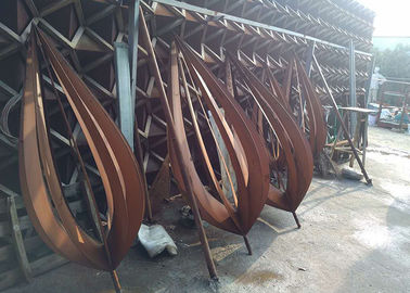 Un buon prezzo. Varie dimensioni/rivestimenti di arte della scultura all'aperto decorativa arrugginita del metallo in linea