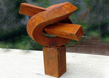 Un buon prezzo. Il pubblico moderno creativo ha arrugginito scultura d'acciaio di Corten per l'annuncio pubblicitario in linea