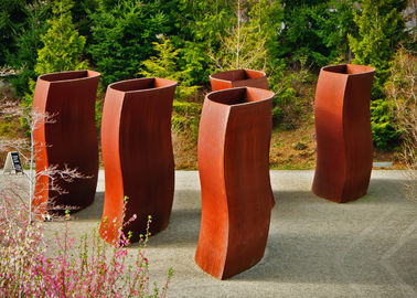 Un buon prezzo. Piantatrici astratte del fiore del metallo, vasi d'acciaio unici di Corten che saldano mestiere in linea