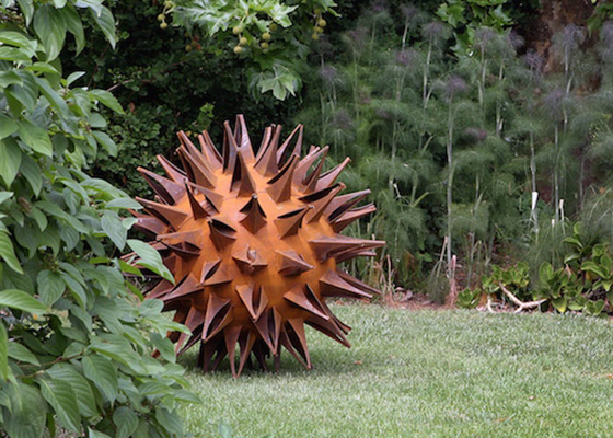 Dimensioni personalizzate giardino arrugginito metallo spina palla scultura in acciaio corten