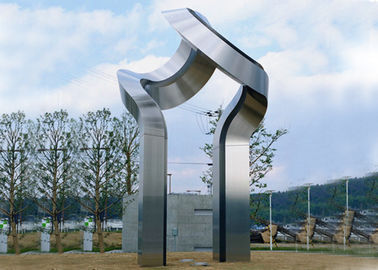 Un buon prezzo. Scultura moderna dell'acciaio inossidabile di grande arte, decorazione d'acciaio all'aperto della scultura in linea