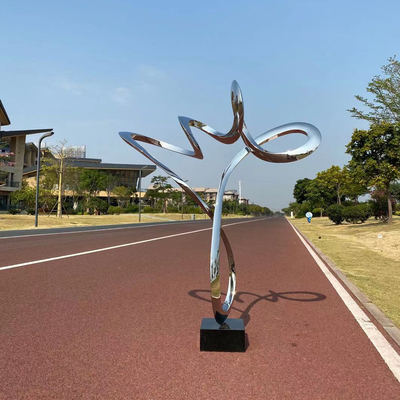 Un buon prezzo. Scultura decorativa in acciaio inossidabile lucidata con base di pietra nera in linea