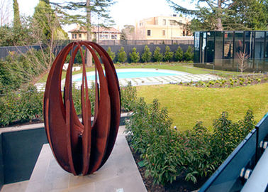 Un buon prezzo. Uovo arrugginito dell'ornamento del giardino del metallo della varia di dimensione della cavità scultura d'acciaio di Corten a forma di in linea
