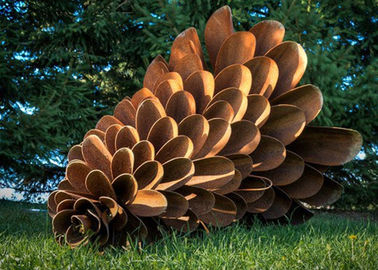 Un buon prezzo. Scultura arrugginita d'acciaio della pigna di Corten, scultura moderna del paesaggio del metallo in linea