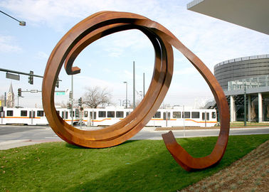 Un buon prezzo. Grande scultura d'acciaio di superficie arrugginita di Corten per la decorazione all'aperto del giardino in linea