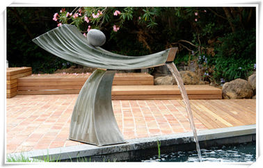 Un buon prezzo. Lo stagno orna la fontana della cascata, caratteristica inossidabile dell'acqua per il giardino in linea